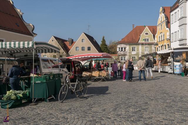 Wochenmarkt-Samstag auf dem Friedberger Marienplatz.