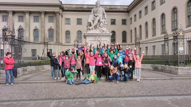 Auf dem Weg zum Deutschen Dom auf der Straße „Unter den Linden“ stellte sich die Wertinger Reisegruppe noch zum Erinnerungsfoto vor der Humboldt-Universität.