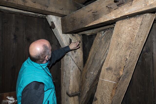 Hier ist ein sog. Hakenblatt zusehen (über Dr. Amts Hand), eine zugfeste Holzbautechnik, die dazu dient, den Winddruck auf den Turm und die Glockenschwingungen aufzunehmen.