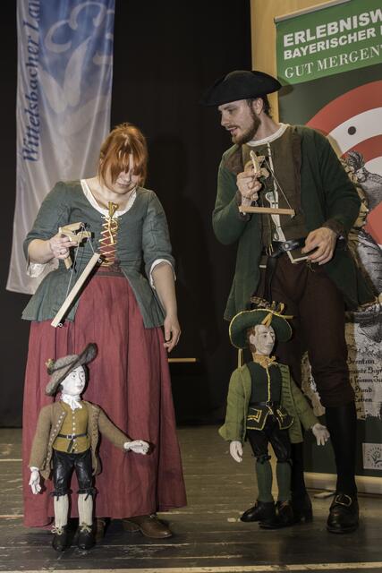 (c) FS eventfoto - 20. Kissinger Starkbierfest 2017 -  Katrin und Werner Freund haben ihre Marionetten, den Hiasl (rechts) und "den Bua" mitgebracht