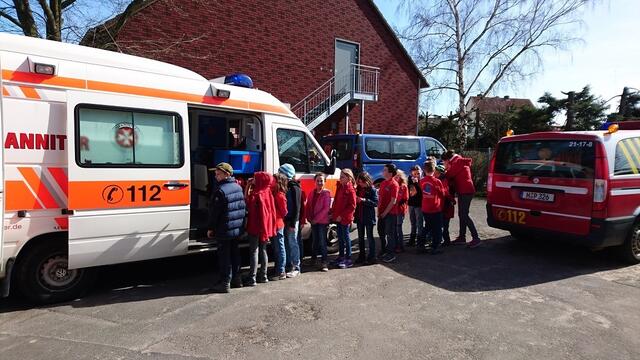 Alle Kinder durften den Rettungswagen in kleinen Gruppen  auch von innen besichtigen.