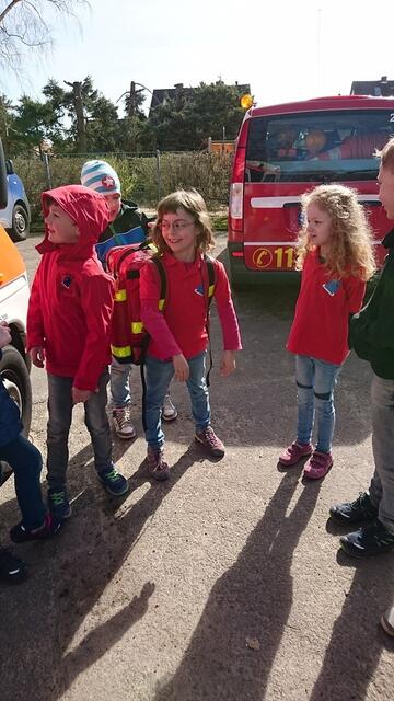 Zum Abschluß durfte jedes Kind den Rettungsrucksack aufsetzen.