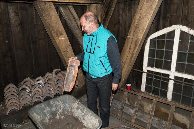 Nonnen und Mönche, alte Dachziegel, die wahrscheinlich vom Glockenturm stammen. Die Dachdeckung des Turmes wurde 1961 erneuert.