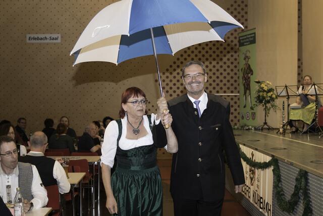 (c) FS eventfoto - 20. Kissinger Starkbierfest 2017 -  Auf dem Weg zur Bühne: KissingsBürgermeister Manfred Wolf und Vereinsschriftführerin und Rednerschreiberein Barbara Kurz