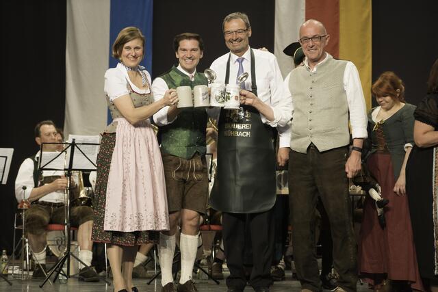 (c) FS eventfoto - 20. Kissinger Starkbierfest 2017 -  "O'zapft is!" v.l.:MdL Dr. Simone Strohmayr, Umberto Freiherr von Beck-Peccoz, Manfred Wolf und Aichach-Friedbergs Landrat Dr. Klaus Metzger