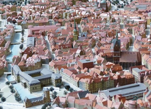 Das Stadtbild vor dem 2. Weltkrieg. Das Leineschloss ist umgestaltet worden. Davor die noch stehende Wasserkunst. Rechts unten die alte Markthalle.