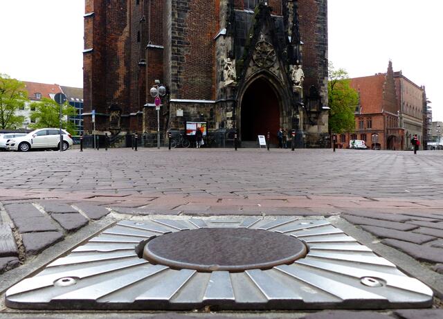 Etwa 50 Meter vom Eingangsportal entfernt hat man genau von diesem Punkt einen Blick auf vier Kirchtürme. Den der Aegidienkirche, der Neustädter Hof- und Stadtkirche, der Kreuzkirche und natürlich den der Marktkirche.