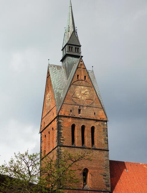 Bisher haben wir keine Vorstellung, wie es im Turm und im Dachgeschoss aussieht. Doch das soll nun anders werden.