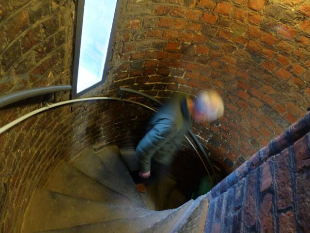 Zum Schluss die steile Wendeltreppe mit den hohen Stufen.