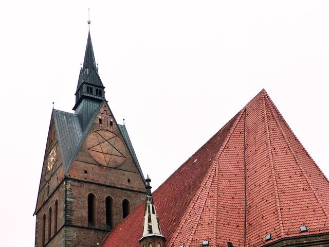 ...Dachgeschoss, das nun erforscht werden soll. Etwa 20 Meter misst die Höhe von der Traufe bis zum First. Am Turm sieht man ein umgedrehtes Pentagramm, das böse Kräfte wie den Teufel abwehren sollte.