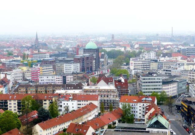 In der Bildmitte mit der grünen Kuppel das Anzeiger Hochhaus. Links davon die Christuskirche, rechts die Kirche St. Marien. Noch weiter rechts ist hinter den Conti-Gebäuden der Turm der Lukas-Kirche schwach zu erkennen.