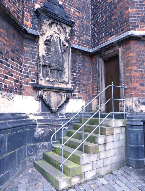 An der Nordseite gibt es unter einem Grabdenkmal einen kleinen Treppenaufgang. Hinter der Tür verbirgt sich eine steile Wendeltreppe.