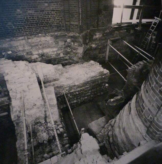 Im Jahr 1347 wurde mit dem Bau der Marktkirche über den Fundamenten der Vorgängerkirche St. Georgii et Jacobi, die etwa um 1125 erbaut wurde, begonnen. 1360 wurde sie geweiht. Auf dem Bild, das in der Marktkirche betrachtet werden kann, sind Grundmauern von St. Georgii im Boden freigelegt.