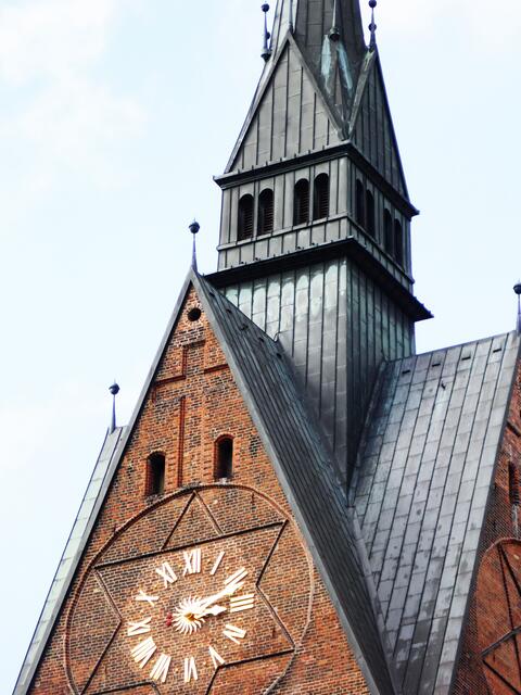 Über der Glockenstube wird es im Turm enger. Die Dachschrägen beginnen.