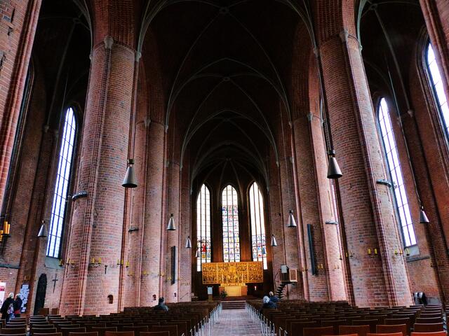 Das Kirchenschiff beeindruckt durch seine Linienführung und gerade wegen seiner Nüchternheit und Schlichtheit.