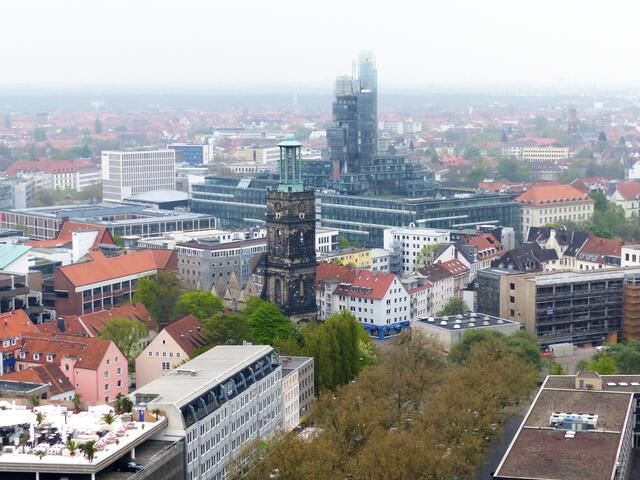 Die Aegidienkirche ist nach dem Krieg nicht mehr aufgebaut worden. Sie ist eine Gedenkstätte und soll an diesen erinnern. Links des Nord-LB-Turmes vor der Eilenriede der weiße Turm der Bugenhagenkirche, rechts der der Paulus-Kirche.