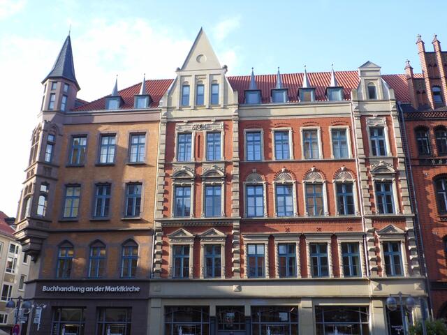 Umgeben ist der Marktplatz von schönen Hausfassaden.