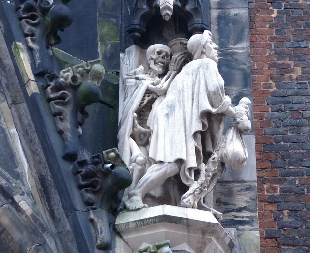 Rechts des Portales dieses Bildnis. Irgendwann holt der Tod jeden, dann ist auch Reichtum nuntzlos.
