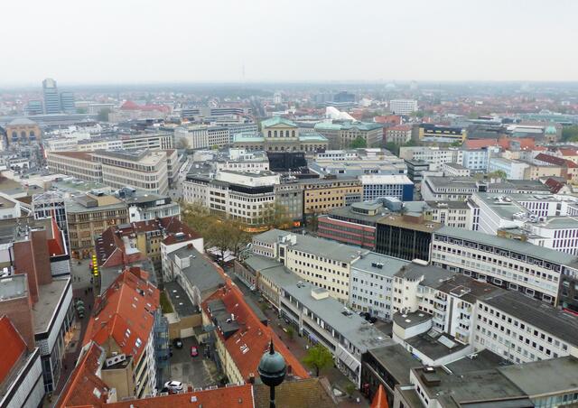 An diesem Tag ist es diesig und eine Aussicht in die Ferne nicht möglich. Doch für das nahe Stadtbild reicht sie aus. Links am Bildrand der Hauptbahnhof, in der Mitte das Opernhaus.