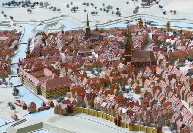 Auf den folgenden vier Bildern die Altstadt von Hannover im Wandel der Jahrhunderte. Die Modelle stehen im Neuen Rathaus. Hier im Jahr 1639. Etwa zu der Zeit, als die Stadt Residenz eines Fürstentums der Welfen wurde. Die Marktkirche überragd alles, auch die Kreuzkirche. Links das Schloss.