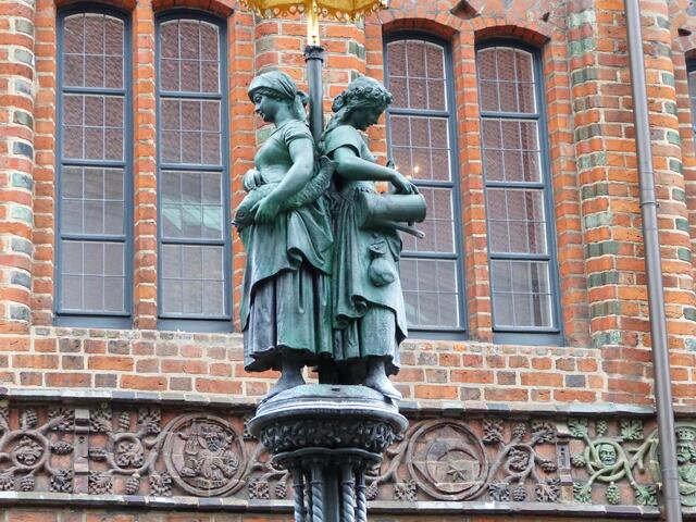 Der Marktbrunnen stand früher in der Mitte des Platzes, heute an der Seite.
