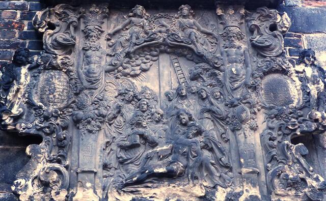 Links des Portales befindet sich ein prächtiges Epitaph. Dabei handelt es sich um ein Grabdenkmal für den 1672 verstorbenen Johann Kleine.