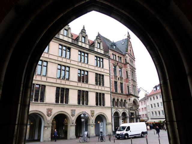 Durch das Portal geht es wieder hinaus. Mit Blick auf das Georg-von-Cölln-Haus, in dem zurzeit der Niedersächsische Landtag tagt, da der eigentliche am Leineschloss saniert wird.