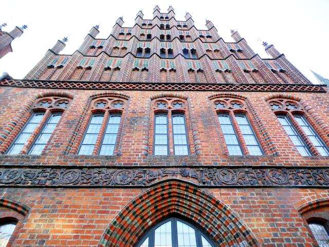 Zusammen mit dem Marktplatz und der Marktkirche ist es die südlichste Gebäudegruppe norddeutscher Backsteingotik. Hier der Schaugiebel an der Schmiedestraße.