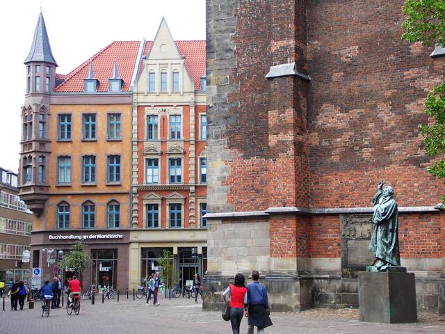 An der Südseite der Marktkirche steht ein Lutherdenkmal.