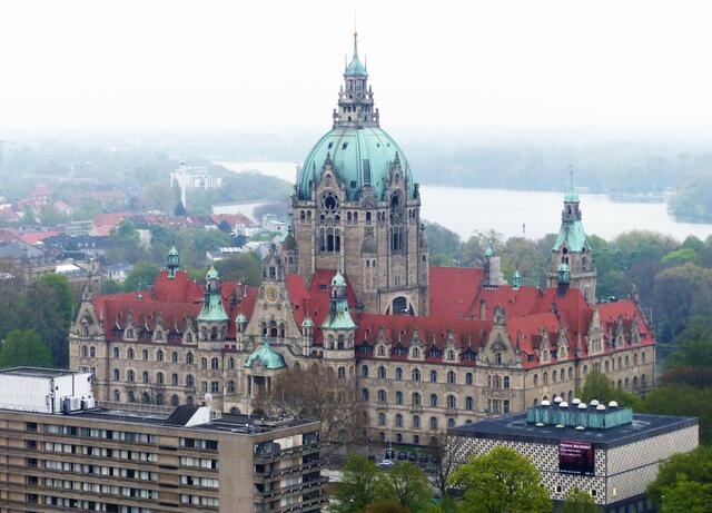 Der schönste Blick geht auf das Neue Rathaus, das 1913 erbaut wurde. Im Hintergrund der zwei Kilometer lange Maschsee. Links am Bildrand das Landesmuseum, vorne rechts das Kestnermuseum.