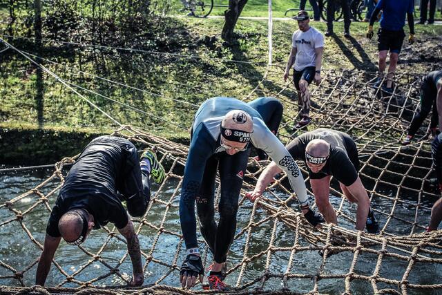 Erst über das Wasser klettern und dann durch zurück