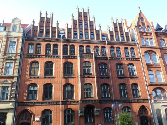 Dieses Haus wird von verschiedenen kirchlichen Einrichtungen belegt. Geboren sind darin...