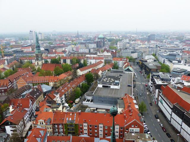 Links die Kreuzkirche. Rechts die Schmiedestraße mit dem Parkhaus, an dessen Stelle vor dem Krieg das Leibnizhaus stand.