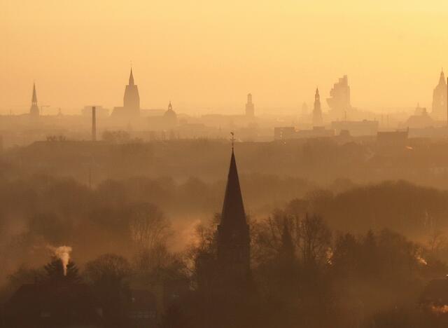 An einem frühen Sonntagmorgen geht über Hannovers Innenstadt-Kirchturmspitzen die Sonne auf. Von links: Kreuzkirche, Marktkirche, Clemenskirche, Aegidienkirche, Nazarethkirche (schwach), Neustädter Hof- und Stadtkirche, Nord-LB, Neues Rathaus. Und im Vordergrund die Nikolai-Kirche in Limmer.