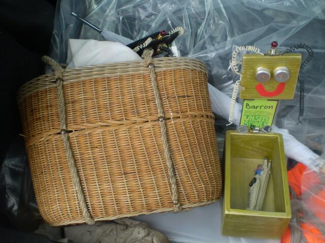 Bremen, 26. April 2017: Barron-Trump-BAKI  und das Einkaufskörbchen von der Bremer Aktion für Kinder heute auf dem Marktplatz im Auto vor der Abfahrt von der Wilhelm-Kaisen-Oberschule