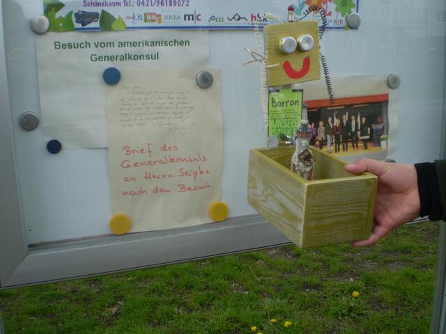 Bremen, 26. April 2017: die Barron-Trump-BAKI vor dem Schaukasten der Wilhelm-Kaisen-Oberschule mit dem Brief des Herrn US-Generalkonsul Richard Yoneoka an Herrn Schulleiter Oliver Seipke