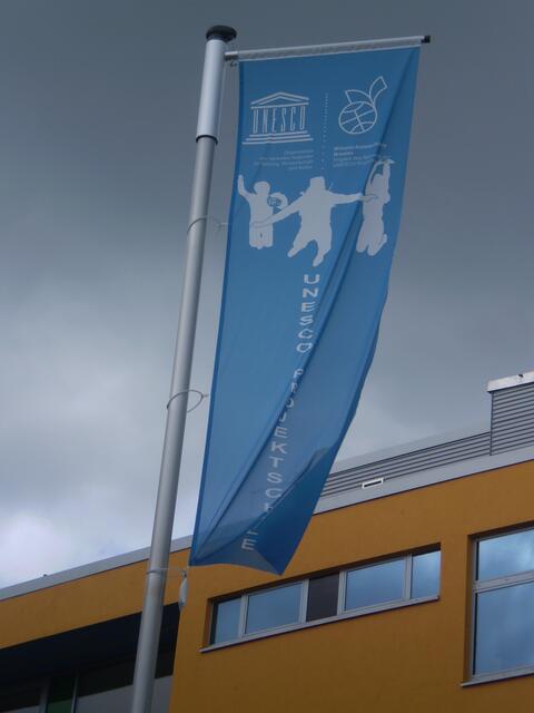 Bremen, 26. April 2017: Fahne vor der Wilhelm-Kaisen-Oberschule