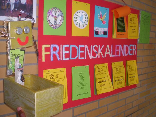 Bremen, 26. April 2017: die Bremer Rolandfigur in der Barron-Trump-BAKI