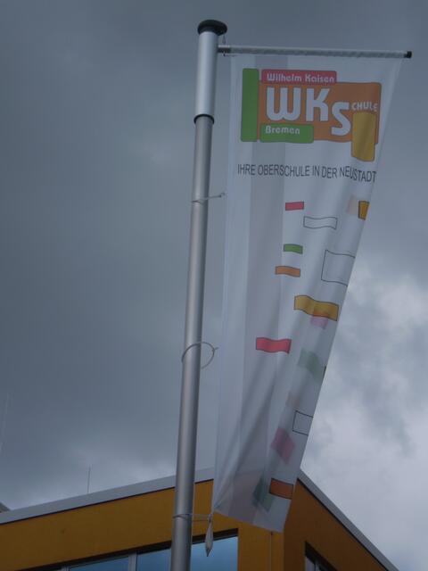 Bremen, 26. April 2017: Fahne vor der Wilhelm-Kaisen-Oberschule