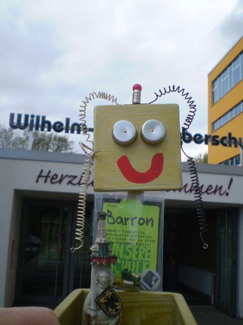 Bremen, 26. April 2017: die Barron-Trump-BAKI mit der Bremer Rolandfigur vor der Wilhelm-Kaisen-Oberschule