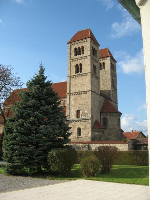 Außenansicht der Basilika in Altenstadt. Wer den ehemals kleinen Ort an der "Via Claudia Augusta" kennt oder schon mal besucht hat, stellt sich zwangsläufig die Frage: Wie kommt dieses Monument der Romanik in diese Gegend, die bekanntermaßen als "Pfaffenwinkel" bezeichnet wird und so überreich mit Barock-und Rokokokirchen gesegnet ist?