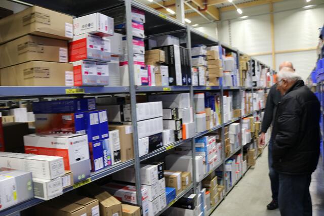 Nach dem Prinzip der chaotischen Lagerhaltung sind die Waren bei Prindo in den Regalen