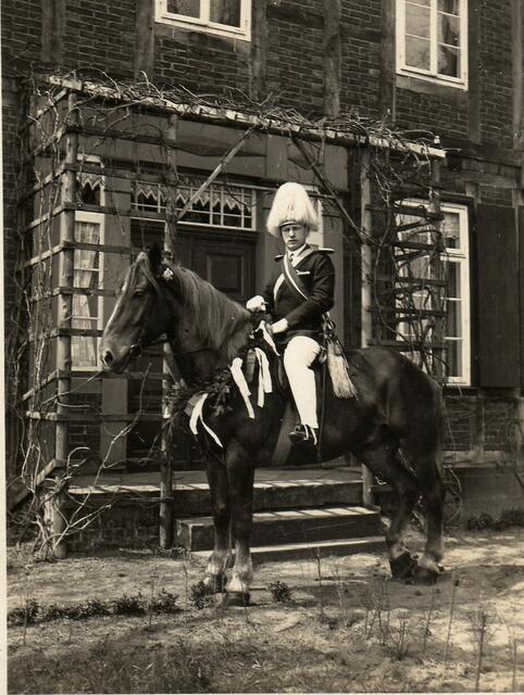 Butterhändler Willi Nölle vor der "Roschersburg", Sündernstraße 1. Er ist einer von den "Vier Berittenen", um 1933. Foto: Christa Rühmkorf