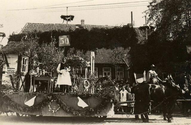 50 Jahre Schützengesellschaft Bothfeld, Festwagen vor Gastwirtschaft Stöckmann, 1942 Foto: Dühlmeyer/Sperlich