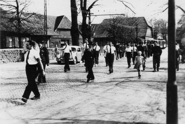 Schützen blockieren auf der Sutelstraße die Straßenbahnlinie 7, um 1955. Im Hintergrund links erkennt man den Hoffmann-Hof (heute: Sutel-Park), um 1955
