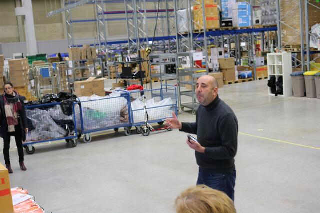 Standortleiter Ahmet Kemahlioglu erklärt den Aufbau der Halle und die Arbeitsweise bei Media Concept Bürobedarf GmbH