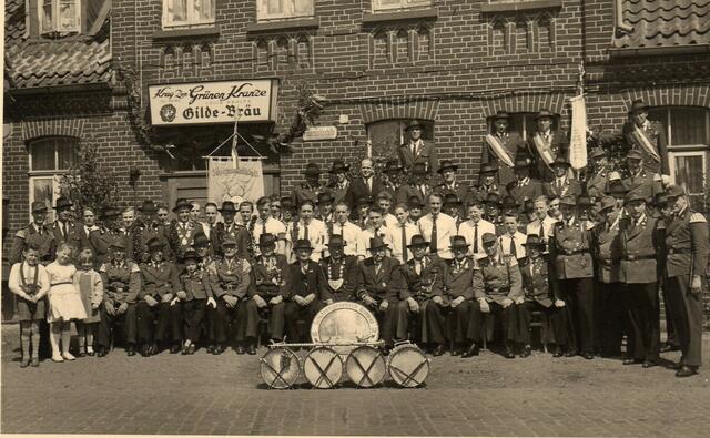 Vor "Krug zum grünen Kranze", Inhaber Louis Rahlfs, Sutelstraße 17, Mitte der 1950-er Jahre. Foto: Wolfgang König