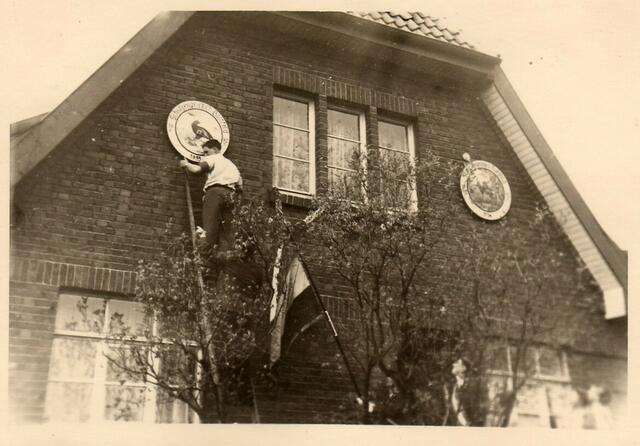 Anbringen der Königsscheibe am Haus Bothfelder Kirchweg 5, 1955