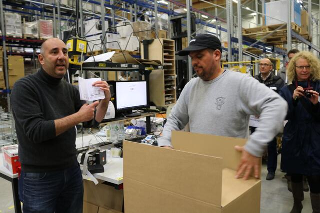 Marc Wehlke (rechts) verpackt die Ware. Jetzt fehlt nur noch der Lieferschein, den Ahmet Kemahlioglu in der Hand hält