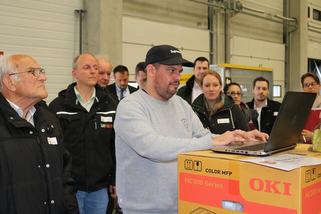 Marc Wehlke, Logistikleiter bei Media Concept Bürobedarf GmbH , gibt die Tonerbestellung auf
